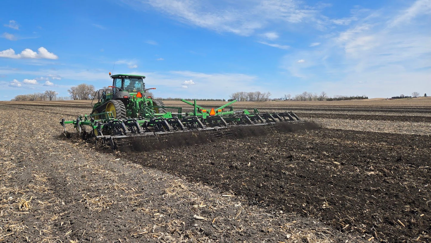 2009 John Deere 2210LL 38.5' Field Cultivator